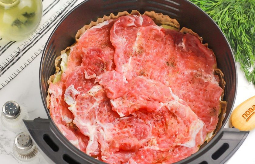 1. Этап. Мясо по-французски в аэрогриле: Когда картофель будет практически готов и отлично подрумянится, выложите на него отбитое мясо.