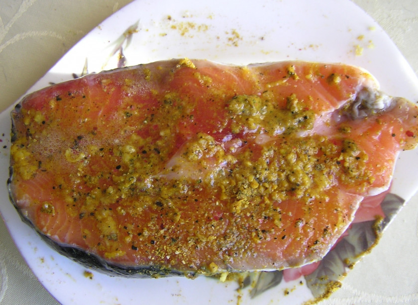 1. Этап. Семга в лимонной панировке: Рыбку сначала обмакнуть в белок, затем в панировку. Белок запечатывает рыбку и не дает вытечь ни капли драгоценного жира. Рыбка получается нежной, сочной, ароматной.