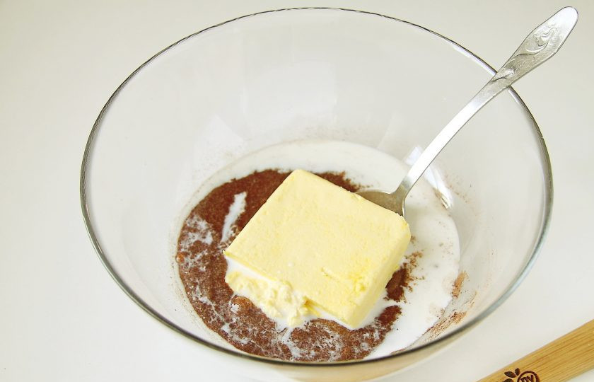 1. Этап. Шоколадные подушки: Перемешайте и добавьте размягченный маргарин или сливочное масло. Влейте молоко.