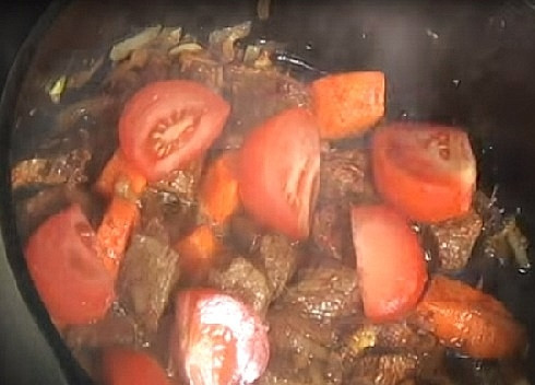 1. Этап. Бастырма: Нарезаем помидоры и выкладываем слоем на мясо.