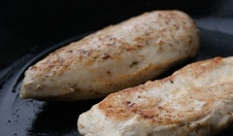 1. Этап. Салат Цезарь с ананасами: Куриное филе или грудку натереть солью и перцем и отправить в холодильник на полчаса. Достать, слегка отбить и быстро обжарить на раскаленной сковороде (а еще лучше - гриле) с парой ложек масла.