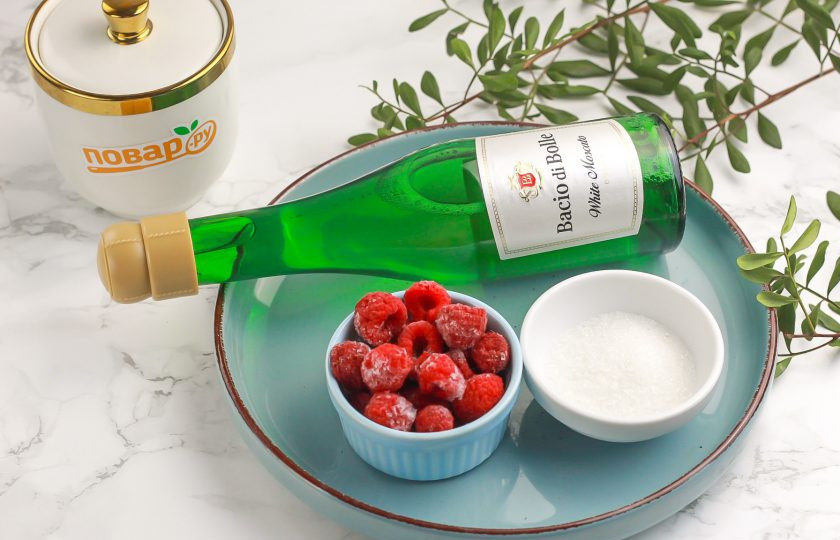 1. Этап. Коктейль с шампанским: Подготовьте указанные продукты. Если используете свежую малину, то дополнительно в каждый бокал добавьте по 1-2 кубика льда.