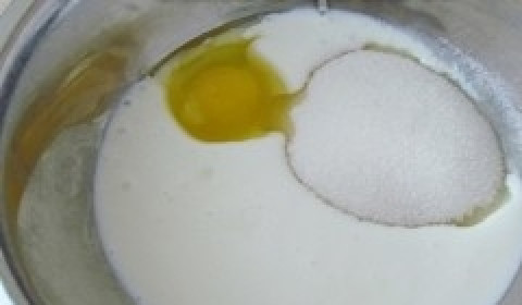 1. Этап. Воздушный хворост на кефире: 1. Яйца тщательно разотрите с сахаром, поместив все в мисочку. Влейте кефир. Возьмите соду, погасите ее и добавьте к этой смеси.