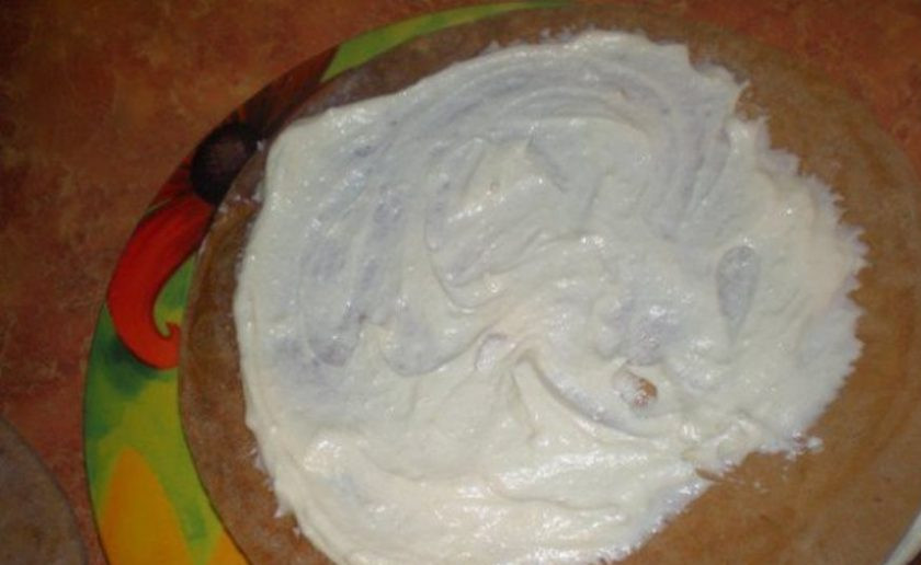 1. Этап. Домашний медовый торт: Соберите торт, промазывая каждый следующий корж кремом.