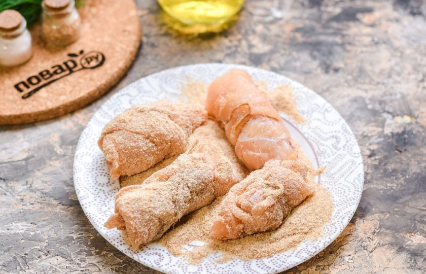1. Этап. Рулетики в панировке: Свяжите рулетики ниточками, после обваляйте их в панировочных сухарях.