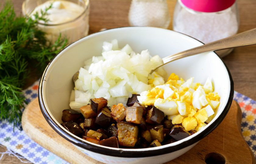 1. Этап. Теплый салат с баклажанами: В миске смешайте маринованный лук, яйца и жареные баклажаны.