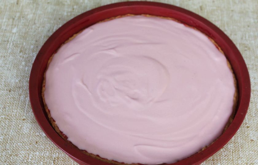 1. Этап. Малиновый торт Летний: На основу выливаем крем, наполняя до краев бортика. Отправляем торт в холодильник на 3 часа.