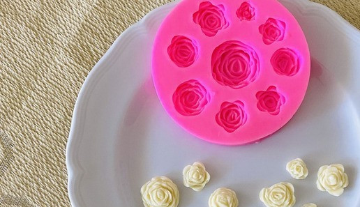 1. Этап. Пирожное Праздничное: Украшение по вашему вкусу, я в силиконовую форму растопила белый шоколад.