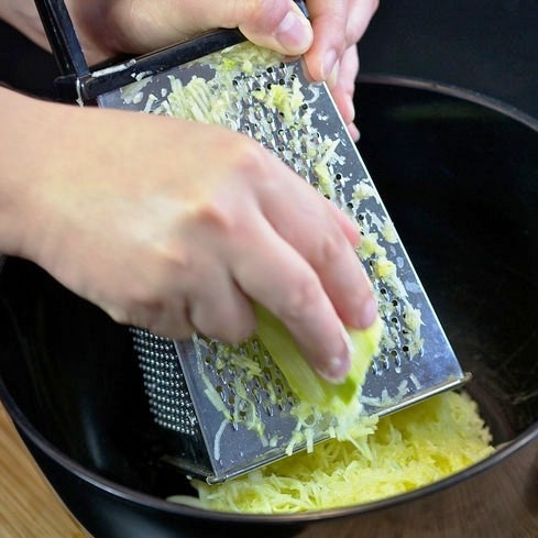 1. Этап. Кабачковые оладьи с козьим сыром: Кабачки очищаем от кожуры и семян, натираем на крупной терке.