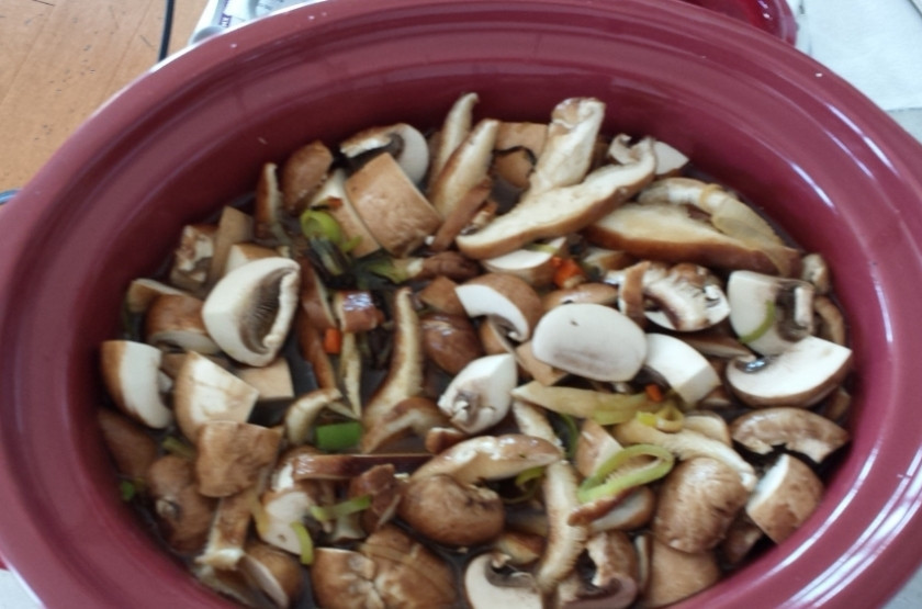 1. Этап. Постный грибной суп из замороженных грибов: 3. Теперь все вместе доведем до кипения, прокипятим примерно 3-5 минут, по необходимости добавим еще специй. Дальше пропустим эту смесь через блендер, вернем в кастрюлю и еще раз доведем до кипения.