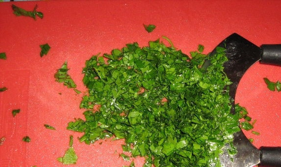 1. Этап. Долма азербайджанская: 4. Помойте зелень кинзы, петрушки и мяты. Затем порубите, как можно мельче. Измельчите почищенный чеснок.