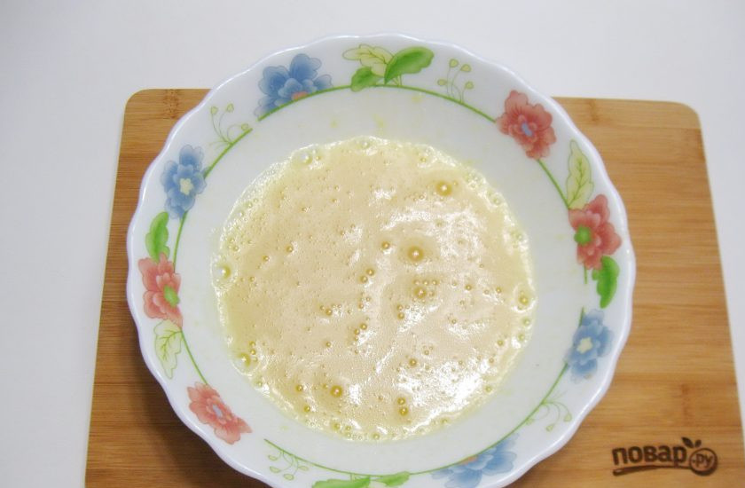 1. Этап. Горчичный кекс: Взбейте яйца с сахаром венчиком или миксером.