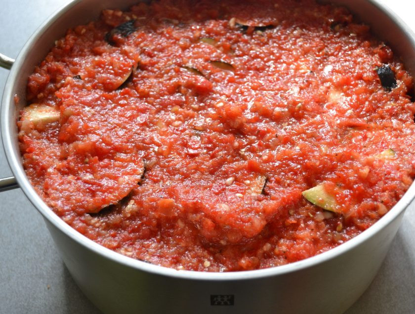 1. Этап. Закуска Кобра: Остатки томатно-перечной смеси выложите сверху. Поставьте на огонь, тушите на медленном огне 20 минут с момента закипания, не мешайте.