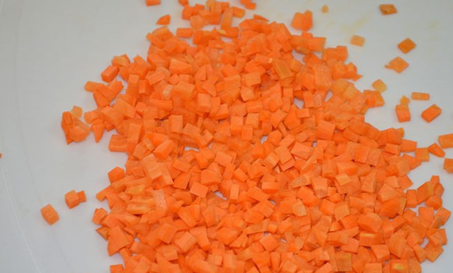 1. Этап. Гороховый суп с копченой грудинкой: Морковку.