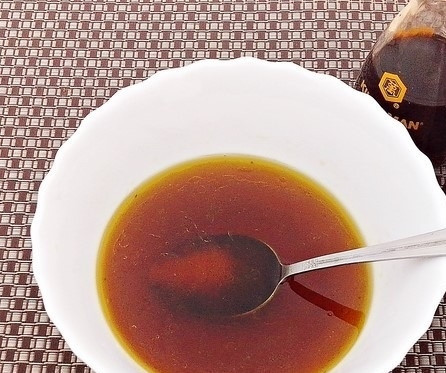 1. Этап. Сазан под маринадом: 4. Для приготовления маринада соедините оливковое масло, вино и соевый соус.