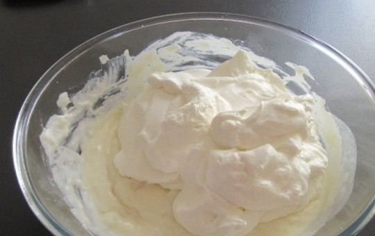 1. Этап. Мусс ананасовый: 9. Добавьте взбитые сливки, перемешайте.