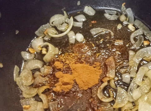 1. Этап. Ливанская мусака с чесночным соусом: Добавить зиру, корицу и смесь специй. Перемешать. Жарить 30 секунд.