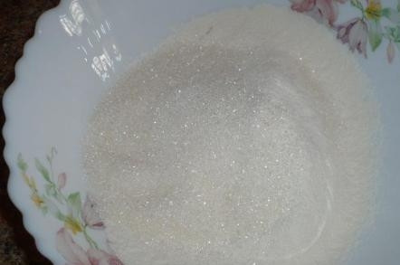 1. Этап. Постные вафли: Смешиваем в небольшой миске сахар, соль и муку.
