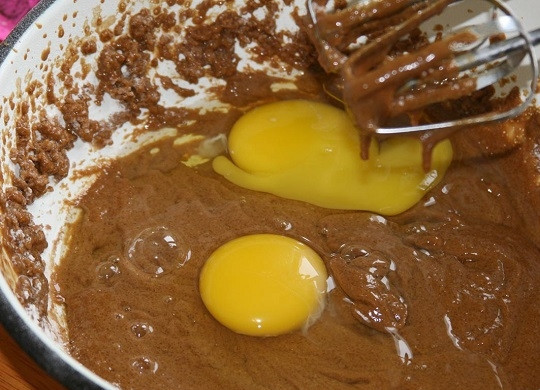 1. Этап. Кофейный кекс: 4. Вбейте яйца, после чего взбивайте тесто до однородности.
