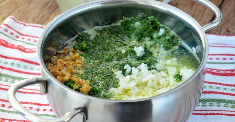 1. Этап. Суп с сухариками: Рис отварите до готовности. Лук и чеснок порубите мелко и обжарьте на сковороде с маслом. Шпинат прогрейте немного на сковороде, затем сложите рис, лук с чесноком и шпинат в кастрюлю и залейте бульоном.