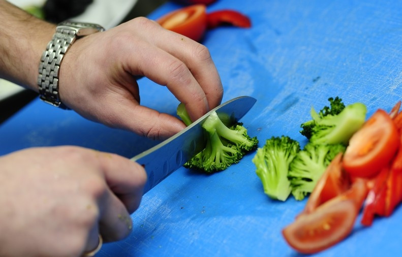 1. Этап. Салат из капусты брокколи: Нарезаем красивыми пластинами брокколи.