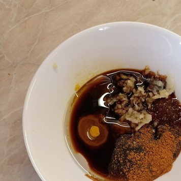 1. Этап. Курица, запеченная по-особому: Для маринада в глубокой мисочке смешать соевый соус, чеснок, пропущенный через пресс, соль, перец, куркуму и растительное масло.