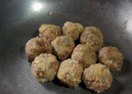 1. Этап. Такос Хэллоуин: В сковороду наливаем столовую ложку масла и поджариваем мясо.