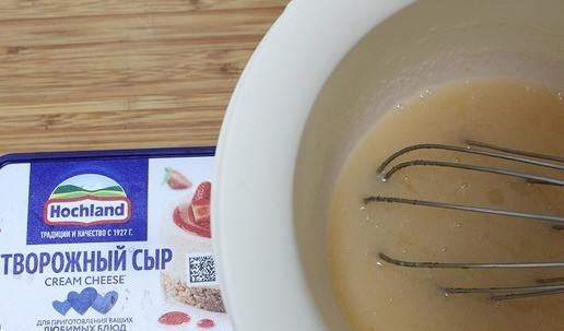 1. Этап. Пирожное Картошка по-новому: В другой чаше соединить молоко, яйцо, сахар и масло, перемешать.