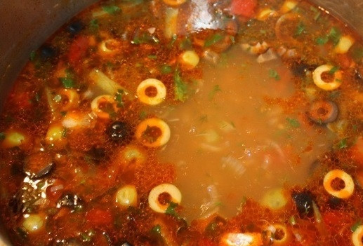 1. Этап. Солянка с креветками: 20. Подавайте к столу, дополнив по желанию ломтиком лимона. Приятного аппетита!