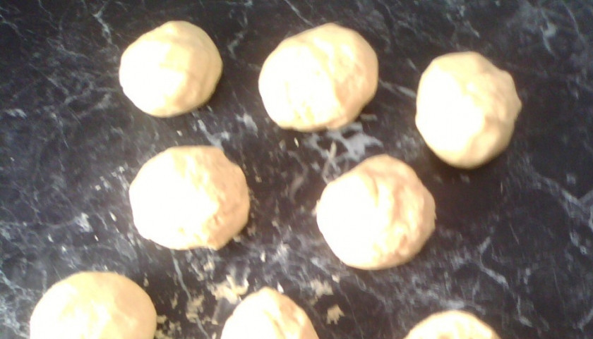 1. Этап. Торт Cекунда без выпечки: 2. Тесто разделим на 8 частей. Каждую часть раскатываем в тонкий блин.