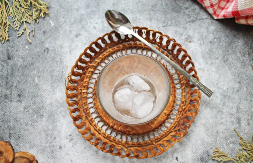 1. Этап. Коктейль Буравчик: В высокий стакан выложите кубики льда и влейте джин.