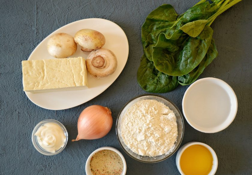 1. Этап. Вареники с тофу: Подготовьте все ингредиенты.