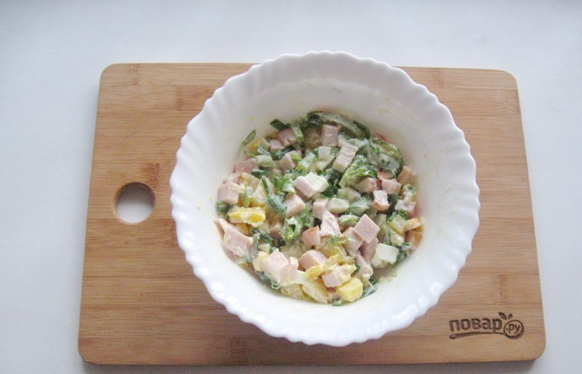 1. Этап. Салат с ананасом на Новый год: Салат посолите по вкусу и перемешайте.