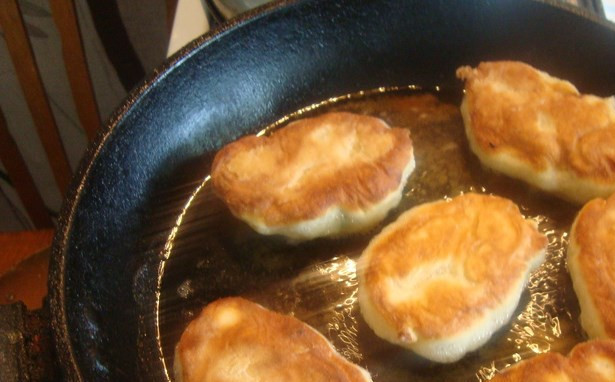 1. Этап. Дрожжевое тесто для жареных пирожков: Обжариваем в масле до золотистого цвета с двух сторон. Приятного аппетита!