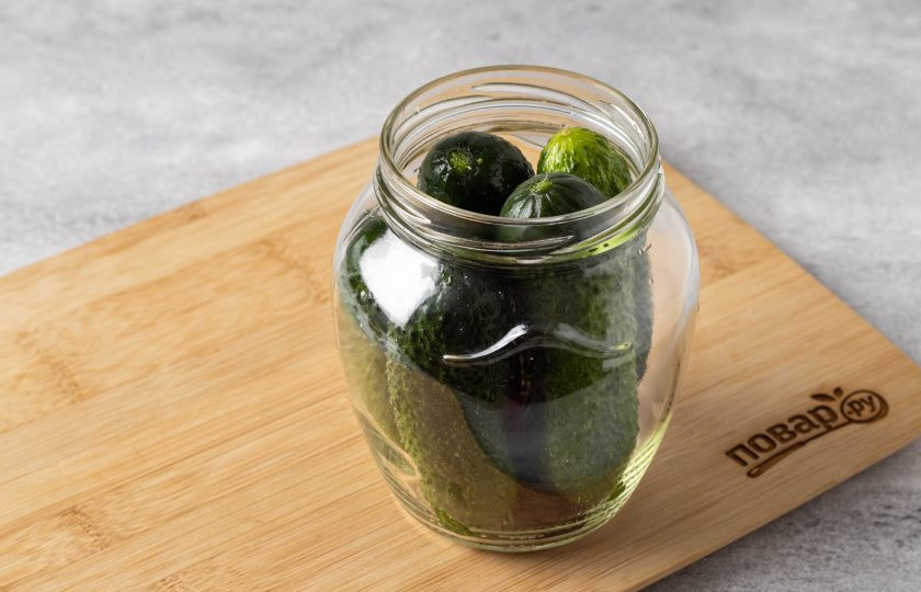 1. Этап. Огурцы маринованные со свеклой на зиму: Заполните банку огурцами.