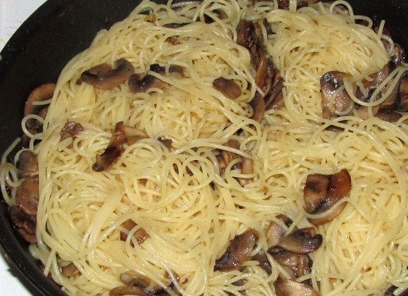 1. Этап. Макароны с грибами и сыром: 9. Рецепт приготовления макарон с грибами и сыром подходит к концу. Осталось лишь отправить макароны на сковороду и подержать на огне буквально пару минут. Сыром можно посыпать сразу или непосредственно перед подачей уже в порционные тарелки.