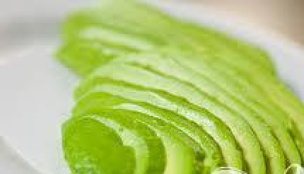 1. Этап. Витаминный напиток Тропический авокадо: 3. Авокадо необходимо помыть, снять кожуру и порезать на небольшие кусочки, чтобы облегчить процесс смешивания в блендере.