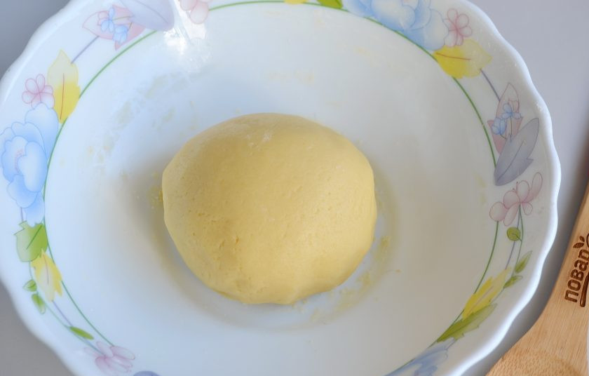 1. Этап. Ореховые пирожные: 4. Тесто не забивайте мукой, достаточно того, что оно собралось в шар. Оберните его пищевой пленкой и уберите в холодильник. Включите духовку на 200 градусов, пусть прогревается.