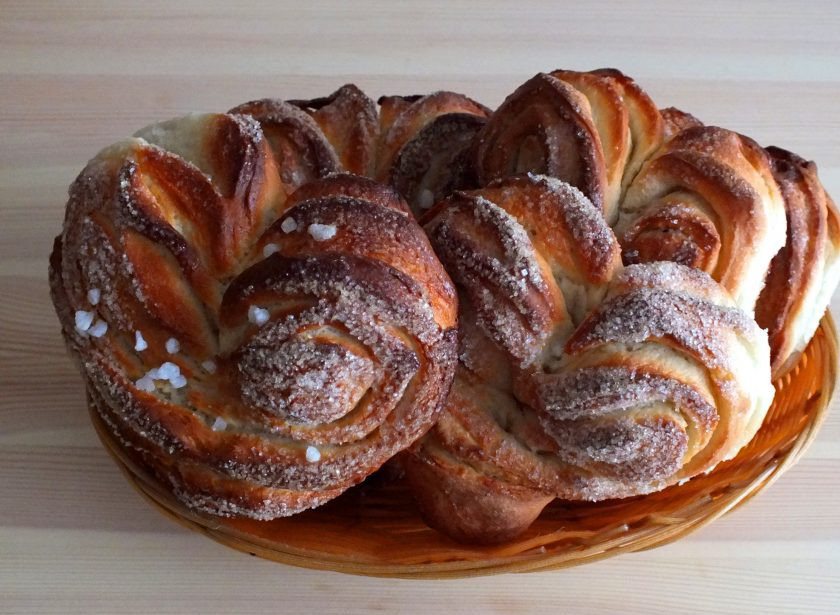 1. Этап. Милашино тесто: Вот такие плюшки у меня получились из Милашиного теста. Выпекала я их при 180 градусах, 25 минут.