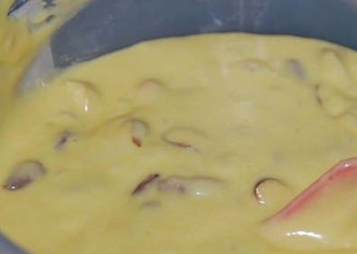 1. Этап. Бисквит с сухофруктами: Половину теста выливаем в смазанную маслом форму. А в оставшееся тесто добавим сухофрукты, быстро перемешаем.