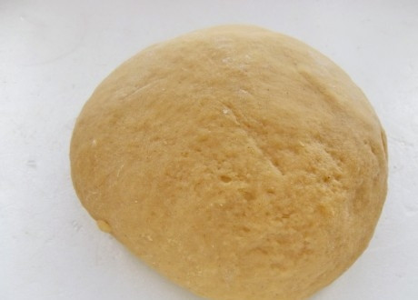 1. Этап. Новогодние пряники: 2. После закипания смеси снимаем ее с огня, всыпаем заранее просеянную муку и специи, замешиваем тесто. Оно получается дышащим и мягким, не забиваем его мукой, с тестом работаем сразу, пока оно теплое.