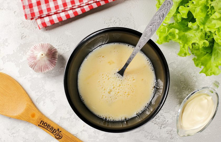 1. Этап. Лаваш с семгой: Разбейте яйца в глубокую тарелку, посолите и взбейте вилочкой.