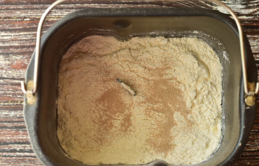1. Этап. Тесто для курника в хлебопечке: Добавьте сухие дрожжи.