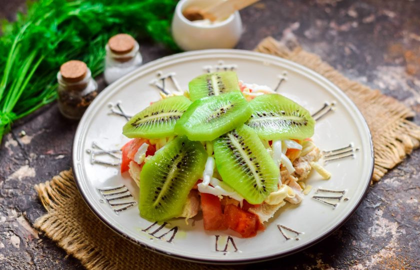 1. Этап. Салат с киви: Завершающий слой - пластины очищенного киви. Салат можно подавать к столу.