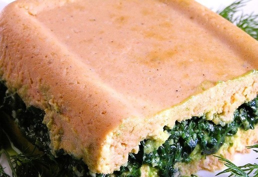 1. Этап. Мусс из лосося со шпинатом: Нарежьте порционно и подавайте.