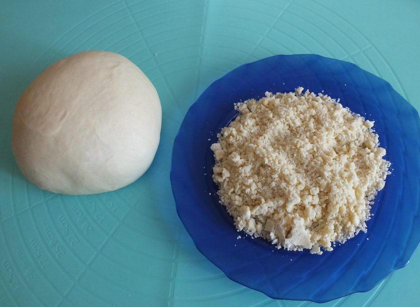 1. Этап. Выборгская сдоба: Готовое тесто переложите на рабочую поверхность. Сделайте штрейзель из указанных продуктов, перетрите муку с маслом и сахаром в крошку. Если потребуется, добавьте немного муки.