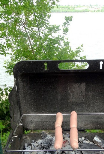 1. Этап. Хот-дог с хлебом: Сосиски нанизать на шампуры. Поставить на гриль/мангал с щадящими углями.