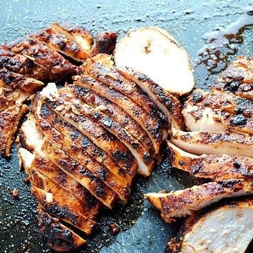 1. Этап. Салат с курицей-гриль: Куриную грудку нарезаем (опять же, как кому нравится - я нарезаю так, как на фото) и добавляем в салат.