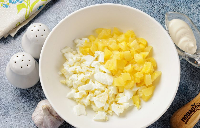 1. Этап. Салат с ананасом, сыром и кукурузой: Ананасы и яйца нарежьте кубиками.