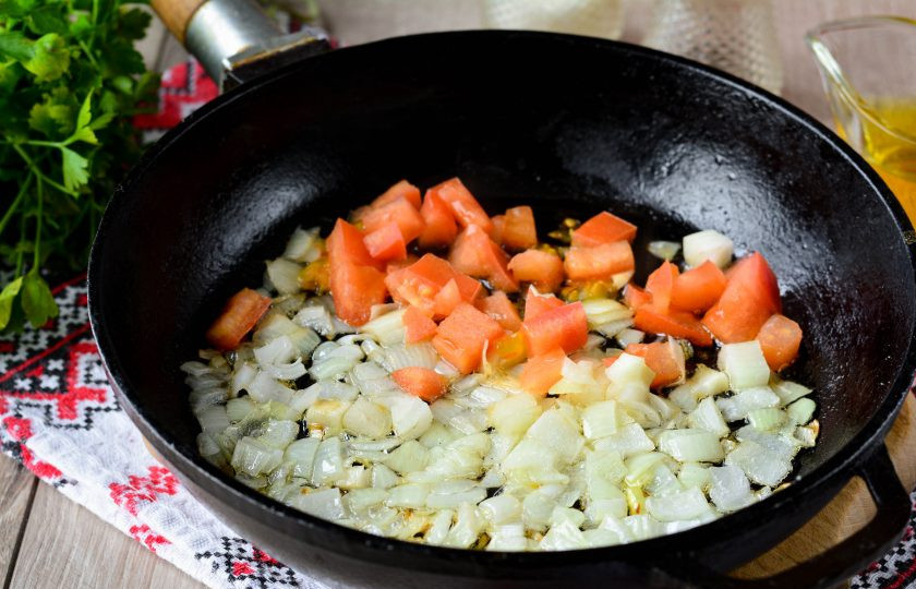 1. Этап. Рассыпчатый рис в сковороде: Обжарьте овощи до мягкости на сковороде с добавлением растительного масла.